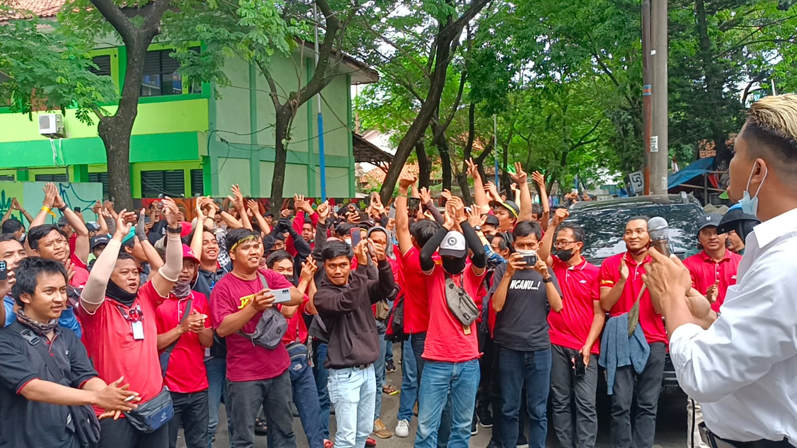 Para pekerja J&T semringah tuntutannya disepakati perusahaan J&T di Cikokol, Kota Tangerang.