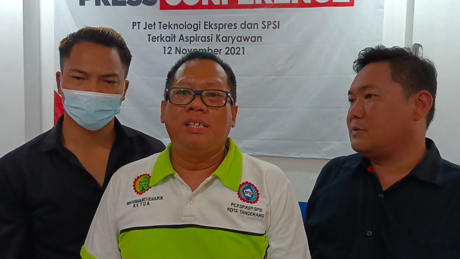 Jumpa pers manajemen J&T Ekspress dan KSPSI terkait kesalahpahaman dengan pekerja di Sekretariat KSPSI Kota Tangerang, Jumat 12 November 2021.