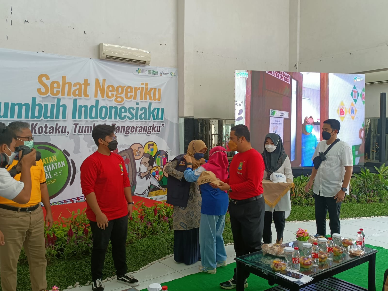 Wali Kota Tangerang Arief R Wismansyah hadir dalam memperingati Hari Kesehatan Nasional 2021 di area Sport Center Kompleks Grand Duta, Kecamatan Periuk, Kota Tangerang, Jumat 12 November 2021.