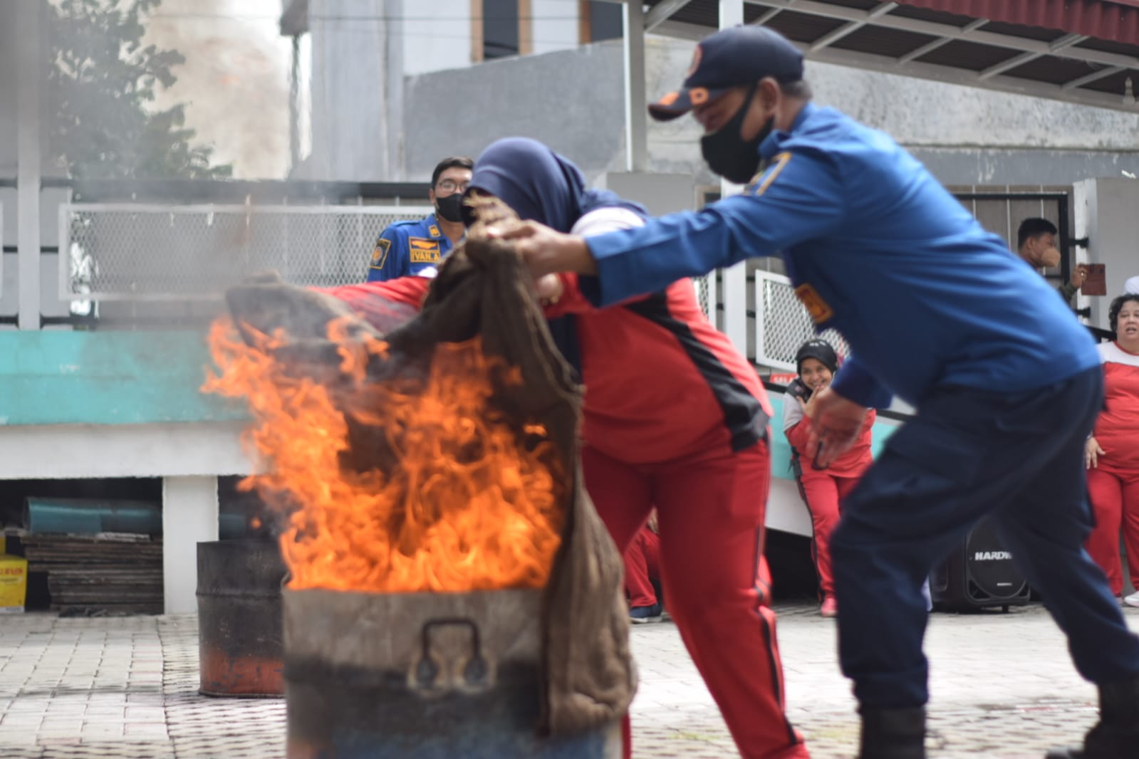 Palang Merah Indonesia Kota Tangerang bekerja sama dengan Badan Penanggulangan Bencana Daerah Kota Tangerang melakukan pelatihan dan simulasi kebakaran di lingkungan kerja di aula Gedung Laboratorium PMI Kota Tangerang, Jumat 12 November 2021.