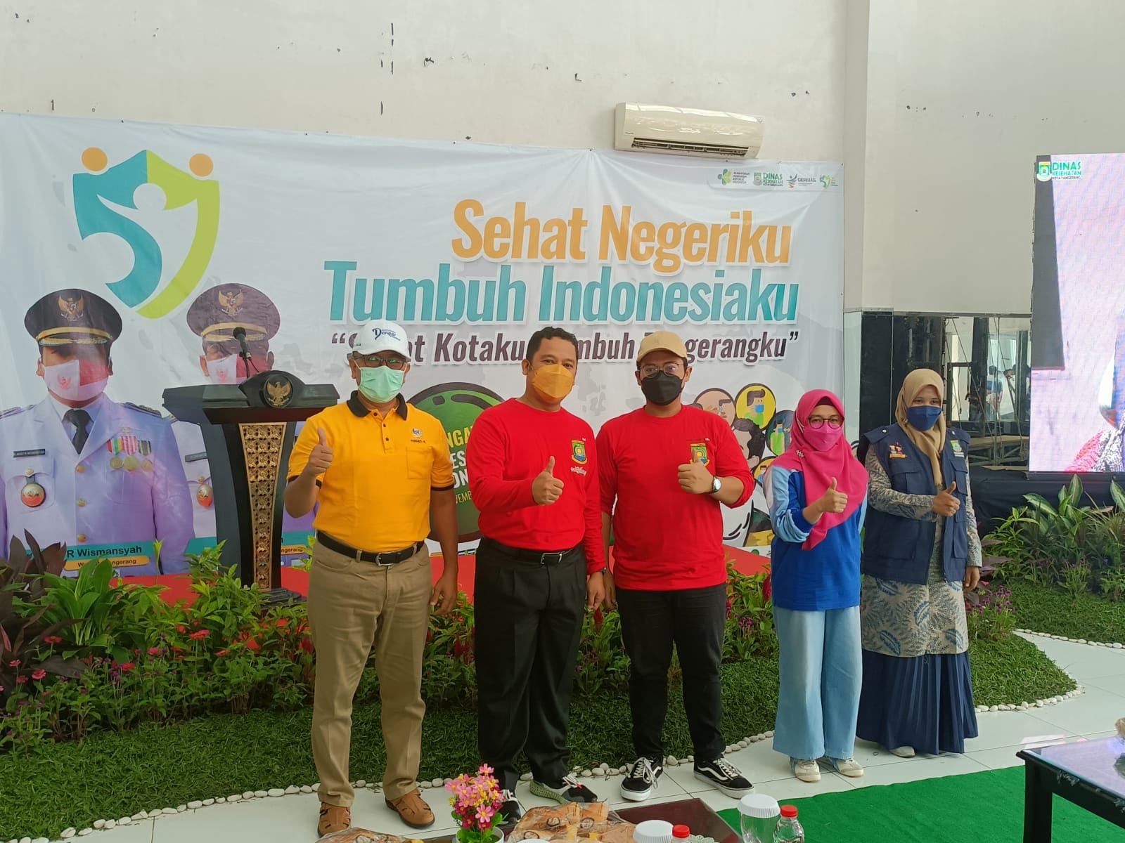 	Wali Kota Tangerang Arief R Wismansyah hadir dalam memperingati Hari Kesehatan Nasional 2021 di area Sport Center Kompleks Grand Duta, Kecamatan Periuk, Kota Tangerang, Jumat 12 November 2021.