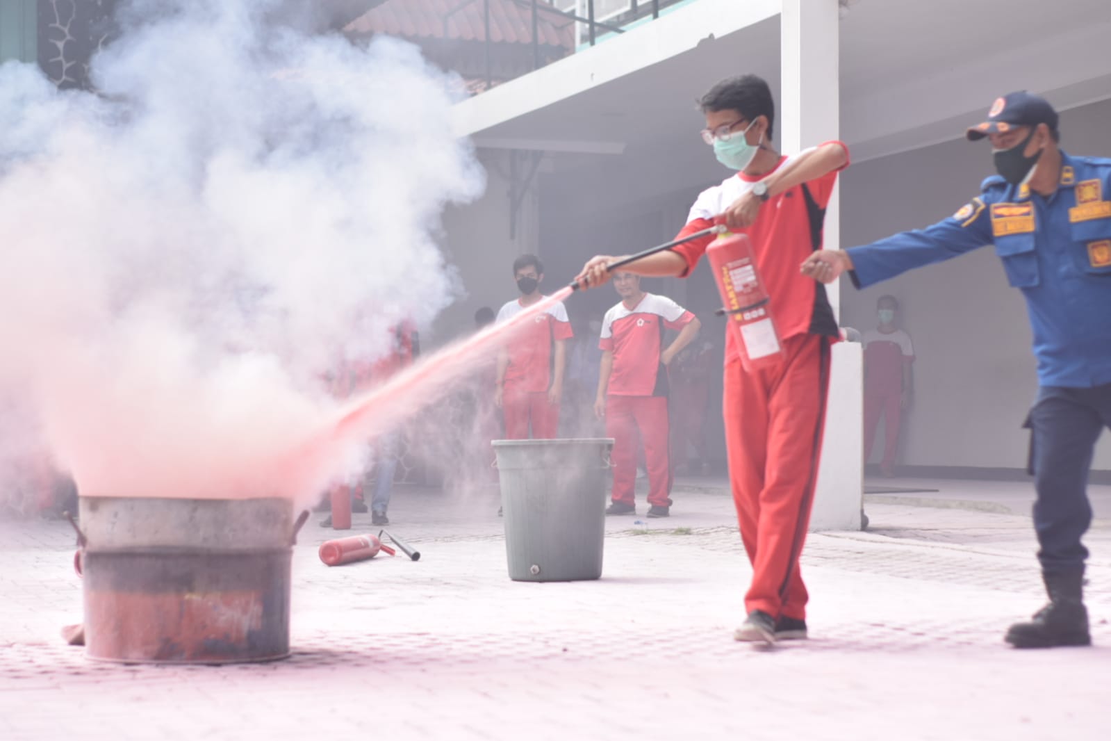 Palang Merah Indonesia Kota Tangerang bekerja sama dengan Badan Penanggulangan Bencana Daerah Kota Tangerang melakukan pelatihan dan simulasi kebakaran di lingkungan kerja di aula Gedung Laboratorium PMI Kota Tangerang, Jumat 12 November 2021.