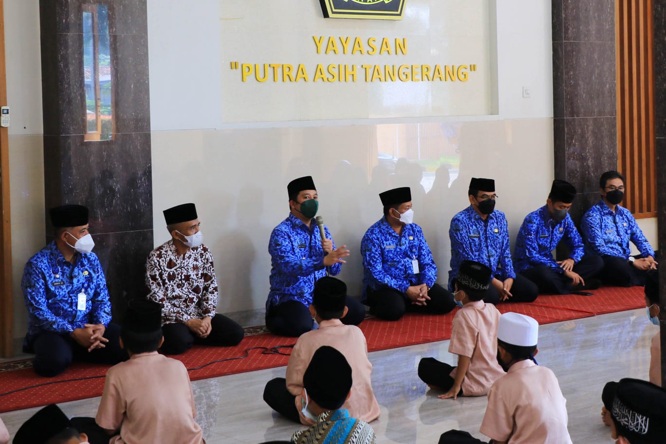 	Wali Kota Tangerang H. Arief R. Wismansyah saat memberikan santunan langsung kepada anak yatim di Yayasan Putra Asih Tangerang, Rabu 17 November 2021.