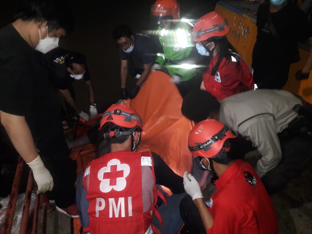 Petugas PMI Kota Tangerang saat mengevakuasi jasad pria ditemukan mengambang di Sungai Cisadane dekat Taman Dayung, Kota Tangerang.