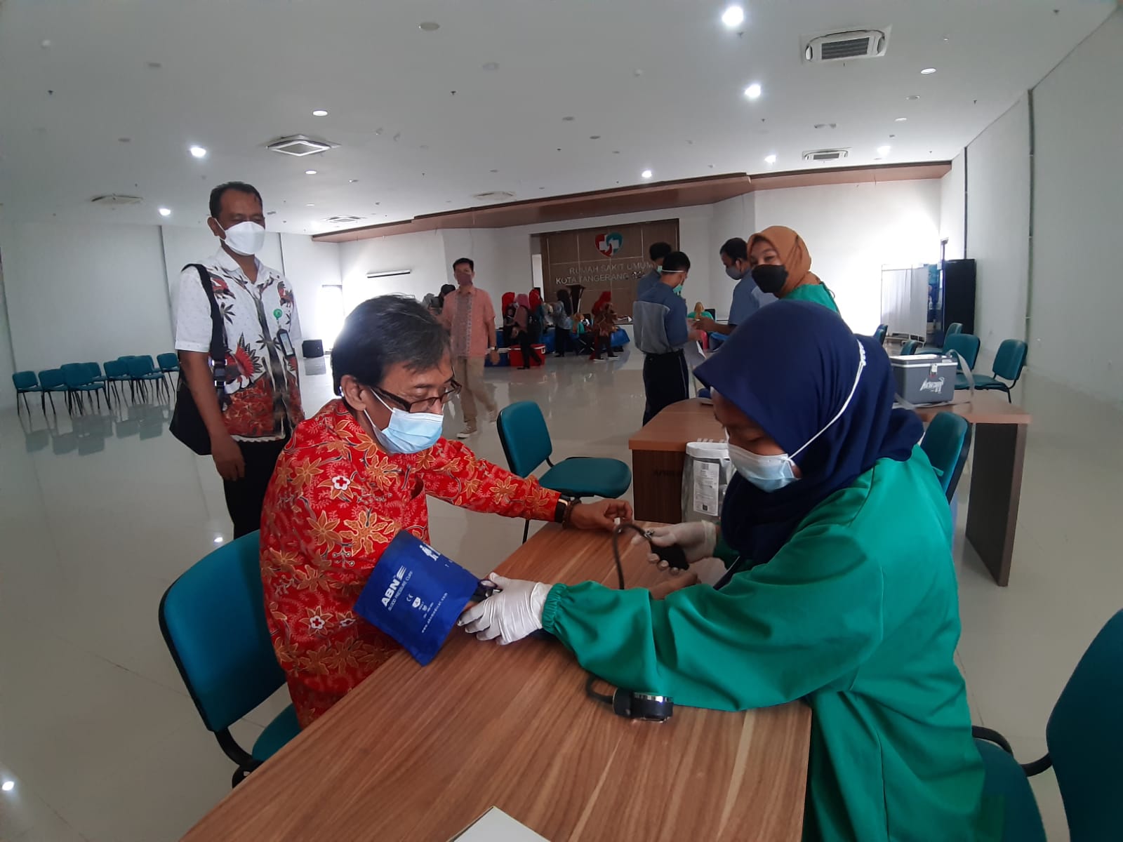 Rumah Sakit Umum (RSU) Kota Tangerang Selatan menggelar aksi sosial donor darah dalam rangka memperingati Hari Ulang Tahun (HUT) ke-13 kota tersebut yang jatuh pada, Jumat, 26 November 2021.