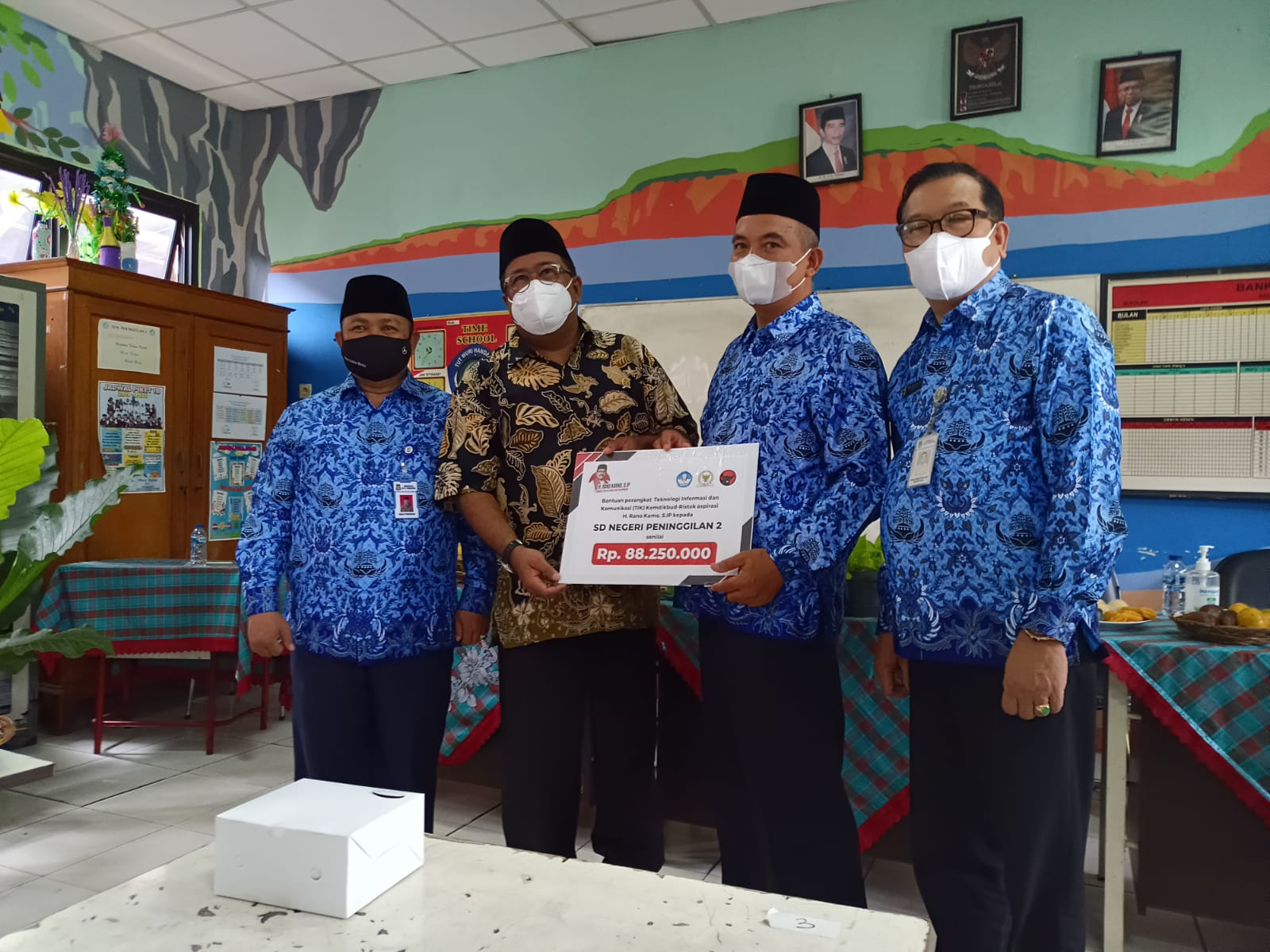 Anggota DPR RI Komisi X Rano Karno menyalurkan bantuan perangkat teknologi informasi dan komunikasi (TIK) dari Kemendikbud Ristek kepada SDN Paninggilan 2 di Ciledug, Kota Tangerang.