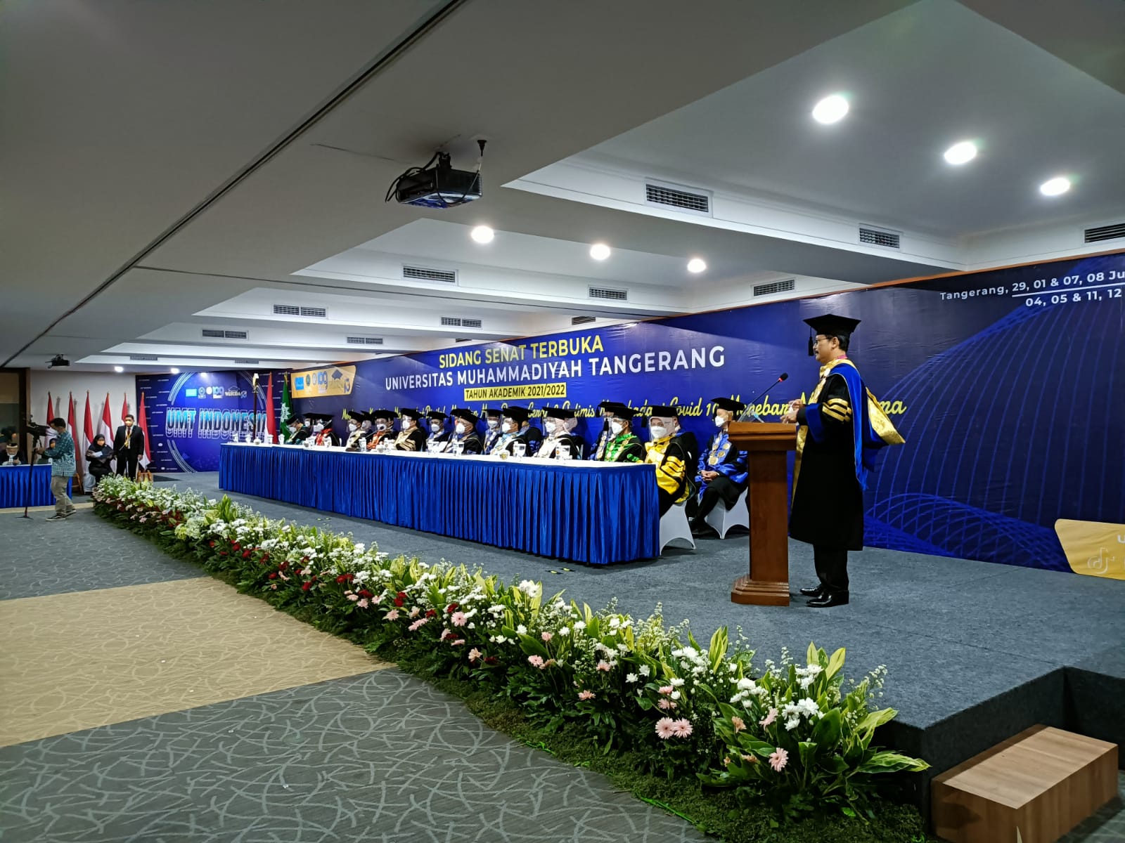 Kegiatan wisuda mahasiswa Universitas Muhammadiyah Tangerang (UMT) secara bertahap di Aula Jenderal Sudirman, Kampus UMT.