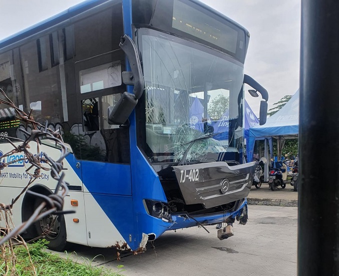 TANGERANGNEWS.com-Bus Transjakarta mengalami kecelakaan tunggal di kawasan Kecamatan Larangan, Kota Tangerang, pada Senin 6 Desember 2021. Insiden yang terjadi pukul 09.10 WIB ini disebabkan sang sopir bus yang diduga lalai