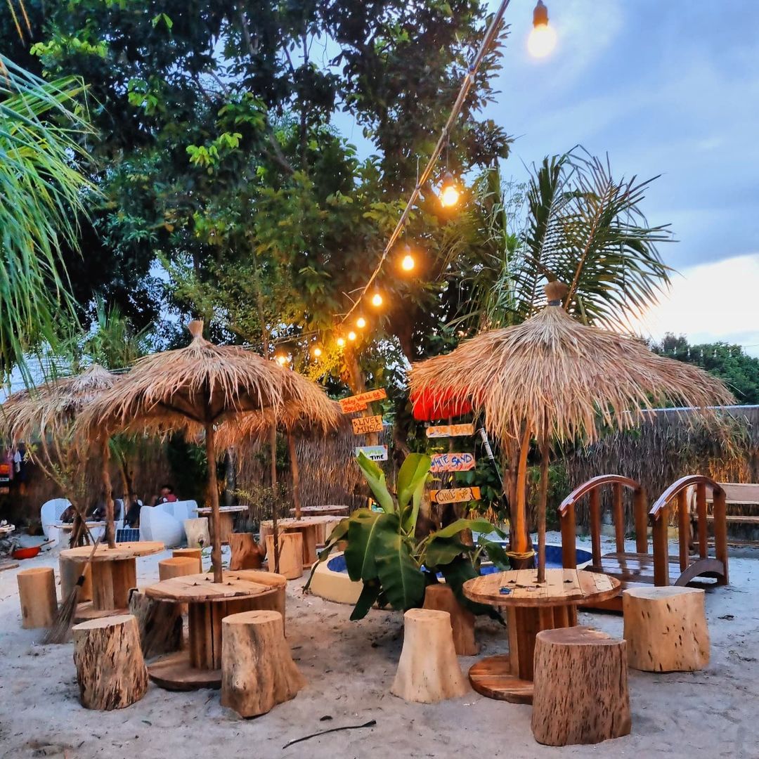 Ciater Beach, kafe unik yang mengusung konsep berlibur di pantai hadir di Kota Tangerang Selatan.