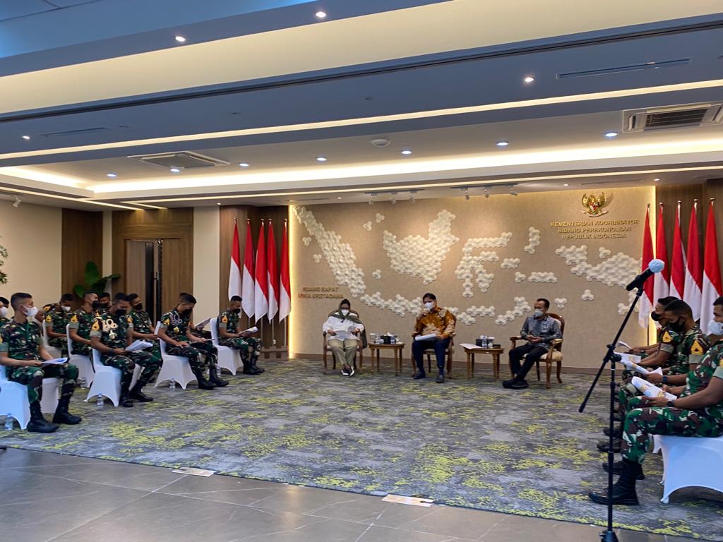 Menteri Koordinator Bidang Perekonomian Airlangga Hartarto menemui 31 Taruna Tingkat III Akmil Sersan Mayor Dua Taruna (Sermadatar) di kantornya di Jakarta, Selasa 21 Desember 2021.