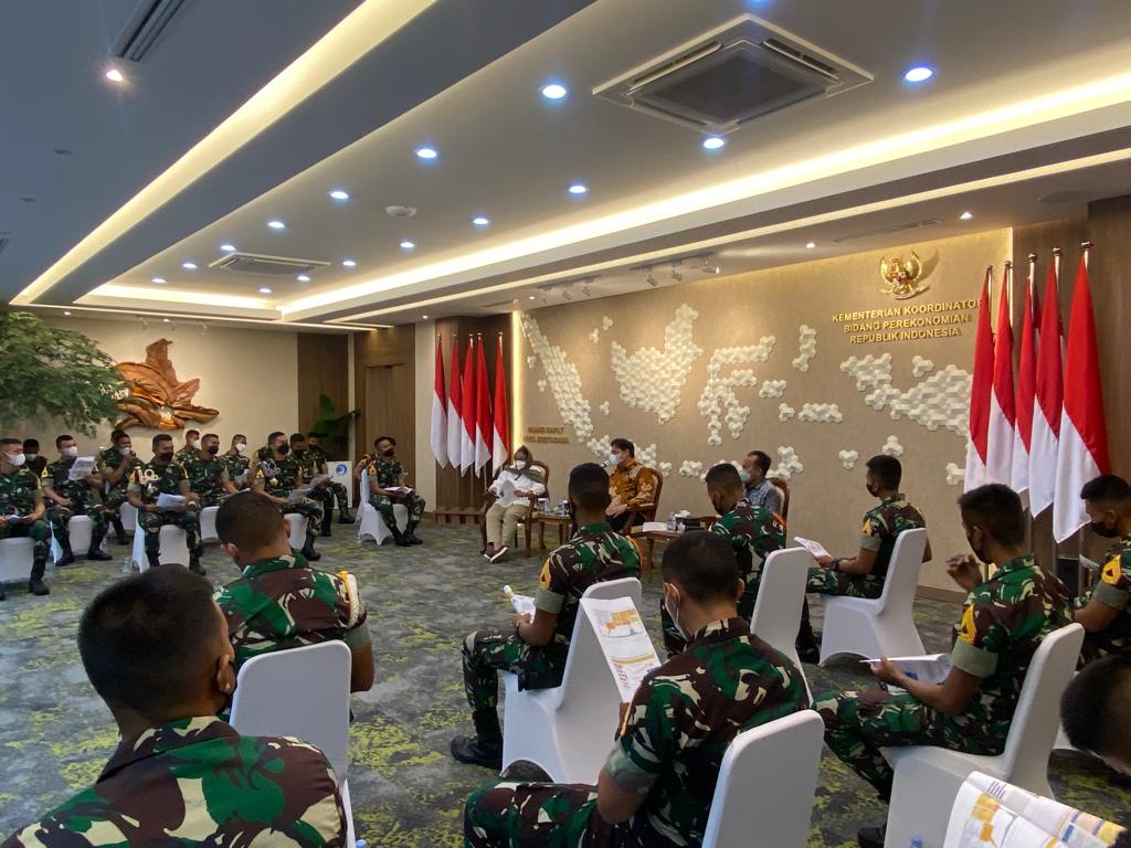 Menteri Koordinator Bidang Perekonomian Airlangga Hartarto menemui 31 Taruna Tingkat III Akmil Sersan Mayor Dua Taruna (Sermadatar) di kantornya di Jakarta, Selasa 21 Desember 2021.