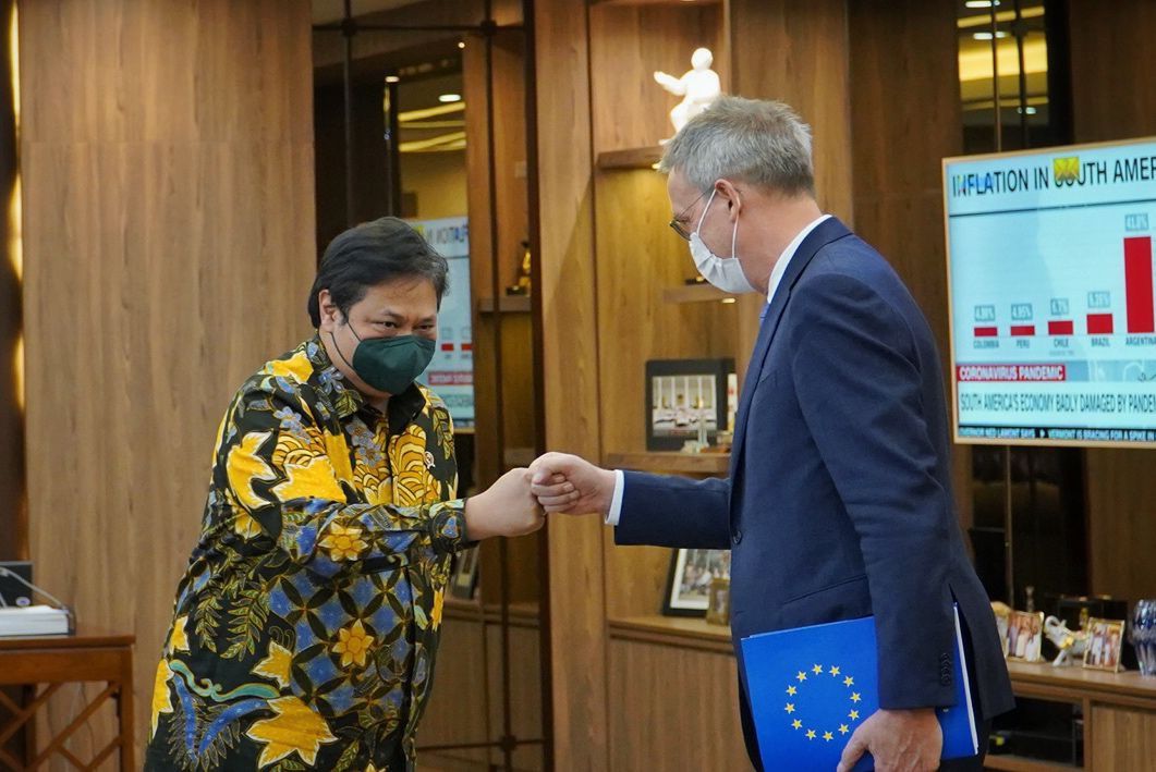 	Menteri Koordinator Bidang Perekonomian Airlangga Hartarto menerima kunjungan Duta Besar UE untuk Indonesia Vincent Piket, Rabu 22 Desember 2021.