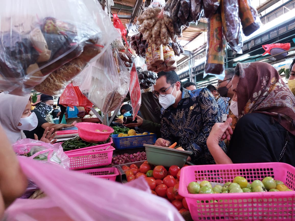 Wakil Wali Kota Tangsel Pilar Saga Ichsan beserta jajarannya melakukan inspeksi mendadak (sidak) di dua pasar berbeda, yakni Pasar Tradisional Serpong, dan Pasar Modern BSD, Kamis, 23 Desember 2021.