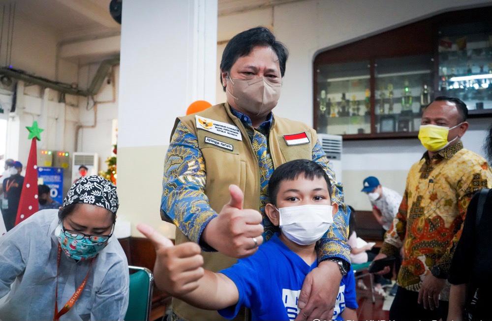 Menteri Koordinator Bidang Perekonomian Airlangga Hartarto menghadiri langsung kegiatan vaksinasi anak untuk memulai sekolah tatap muka.