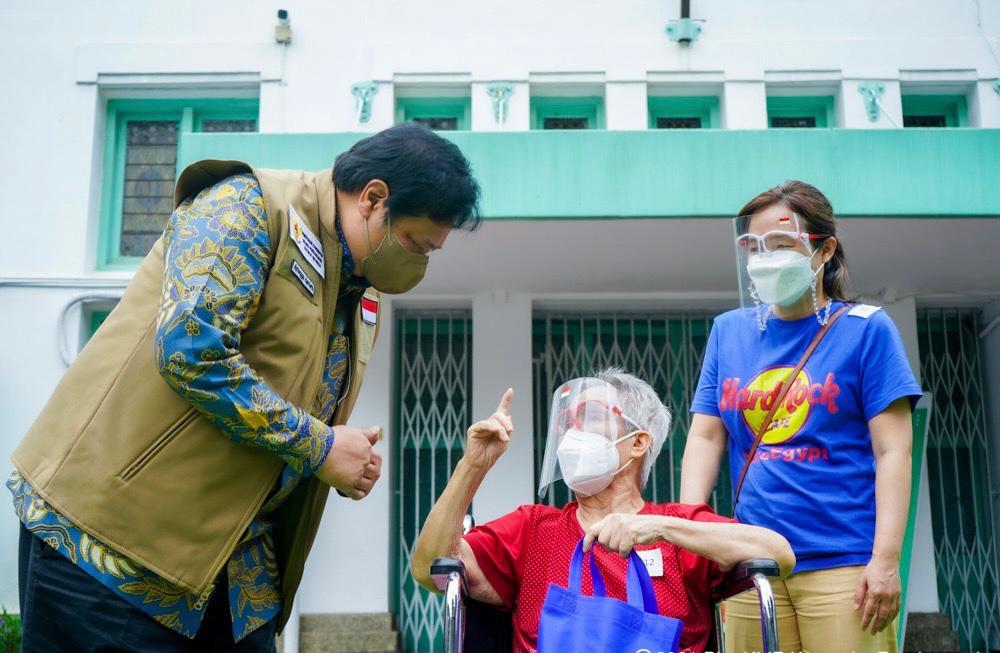 Menteri Koordinator Bidang Perekonomian Airlangga Hartarto menghadiri langsung kegiatan vaksinasi anak untuk memulai sekolah tatap muka.
