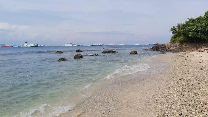 Pantai di Pulau Merak Kecil