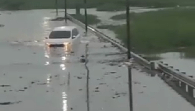 Ngeri Mobil Ini Nekat Terobos Banjir Hingga Hampir Terseret Arus Di