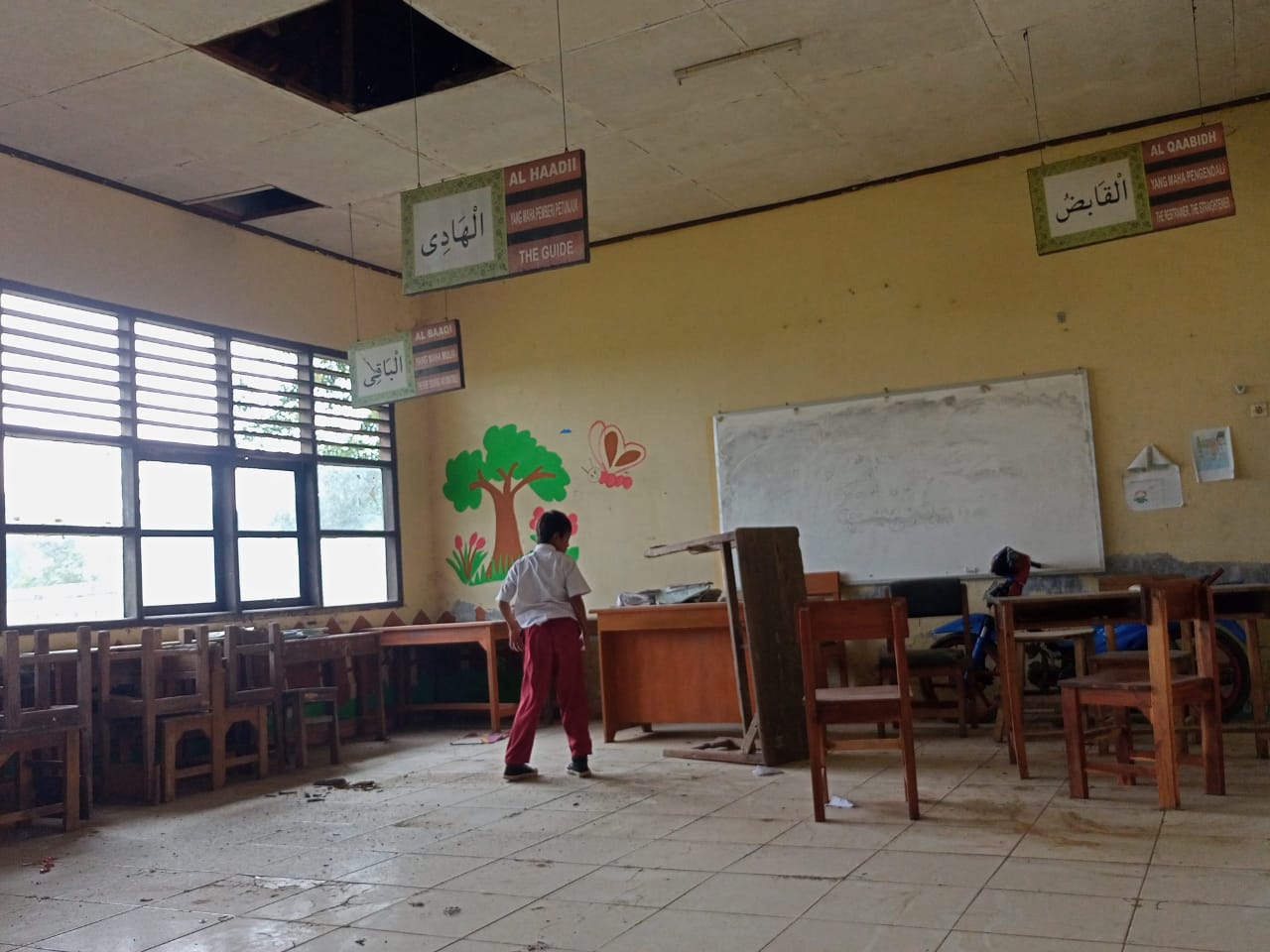 Gedung SDN Di Jambe Tangerang Memprihatinkan, Plafon Kelas Ambrol ...