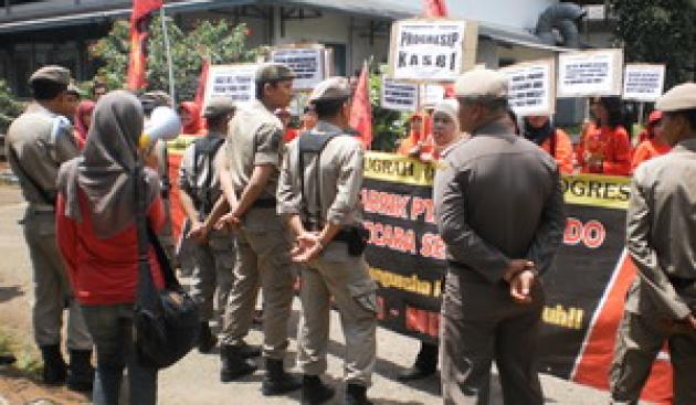 Buruh Lemonde Baby World Tuntut Pembayaran Gaji Buruh Lemonde Baby World Tuntut Pembayaran Gaji