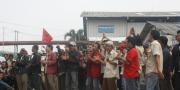 Gaji Dipotong, Ratusan Buruh Pabrik Furnitur Demo
