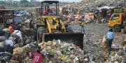 Truk Sampah Kerap Ambles di TPA Rawa Kucing