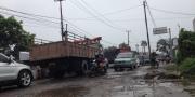Jalan Berlubang di Curug Tangerang Dikeluhkan Warga
