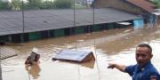 Hujan Deras,  Cikupa Banjir Hampir Seatap Rumah