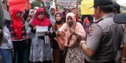 Warnet Masih Buka 24 Jam di Pasar Kemis, Polisi turun tangan