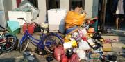 Usai Banjir, Sampah Menumpuk di Total Persada