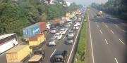 BBM Pertamina Tumpah di Tol Cikupa Tangerang 