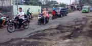 Lubang Besar di Ruas Jalan Raya PLP Curug Jadi Biang Kecelakaan