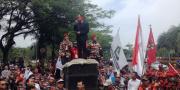 Ratusan Warga Demo Aksi Pengibaran Bendera Setengah Tiang di Jayanti