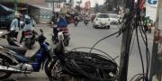 Kabel Semrawut di Sangiang Bikin Warga Was-was