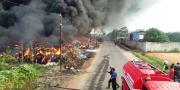Empat Jam Terbakar, Lapak Ban Bekas di Balaraja Belum Juga Padam