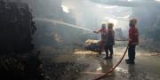 16 Jam, Kebakaran di PT Bosung Pasar Kemis Belum Berhasil Dipadamkan