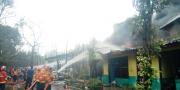 5 Jam Kebakaran Pabrik Tiner di Jatiuwung Belum Padam