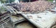 Rumah Nenek di Jayanti Ambruk Tertiup Angin 