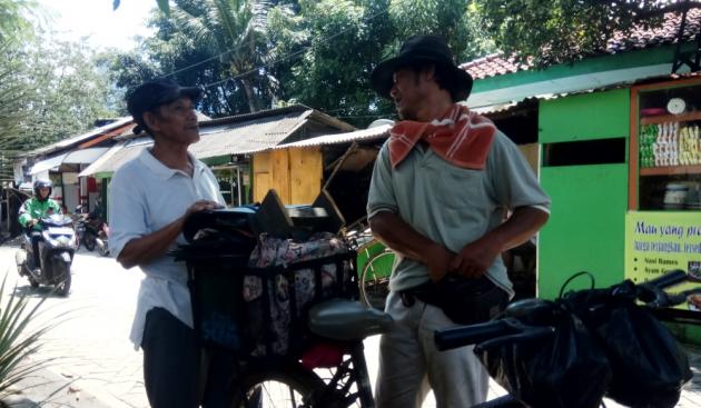 Keringat Tukang Sol di Tangerang Sukseskan 4 Anaknya Keringat Tukang Sol di Tangerang Sukseskan 4 Anaknya