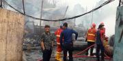 Pabrik Tiner di Sepatan Tangerang Terbakar Sambar Rumah Warga