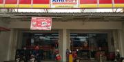 Aksi Perampok Bersenjata Terekam CCTV Minimarket Serpong, Polisi Sedang Kejar Pelaku