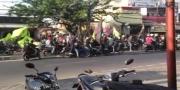 6 Kendaraan Hancur Akibat Dua Ormas Bentrok di Perbatasan Tangerang 