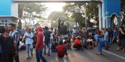 Angkot Ditinggalkan di Puspemkot, Sopir Duduk di Jalan Satria Sudirman
