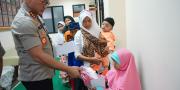 Kapolresta Tangerang Berbagi Takjil kepada Anak Yatim