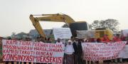 Warga Gusuran Proyek Tol Demo Kantor Kecamatan Benda
