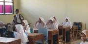Imbas Debu Proyek Tol, Siswa SMPN 21 Tangerang Belajar Pakai Masker
