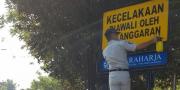Rawan Kecelakaan, Jasa Raharja Bebersih Rambu Keselamatan di Tangerang