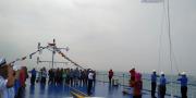 ABK dan Penumpang Upacara HUT Ke-74 RI di Atas Kapal Lintasi Selat Sunda