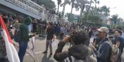 Ratusan Mahasiswa Tangerang Kembali Geruduk Gedung DPR RI