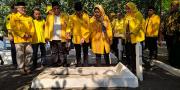 HUT, Golkar Kota Tangerang Tabur Bunga di TMP Taruna
