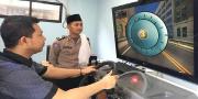 Hari Santri, Petugas Pelayanan SIM Polresta Tangerang Pakai Peci & Sorban